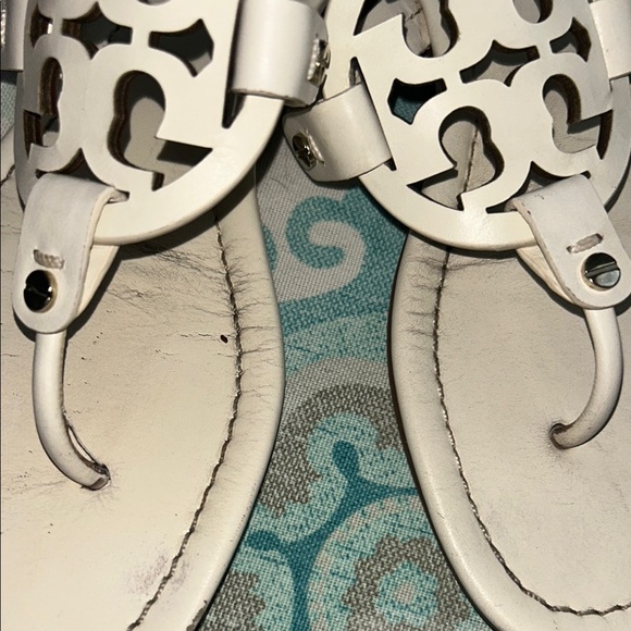 Tory Burch White Leather Sandals with Iconic Logo - Picture 8 of 9